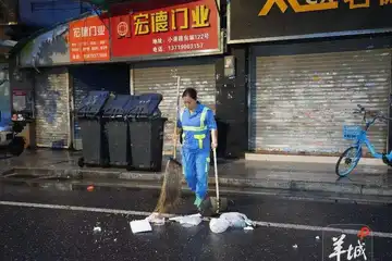 “五?！苯獬?，廣州第一時(shí)間恢復(fù)街面環(huán)衛(wèi)保潔工作